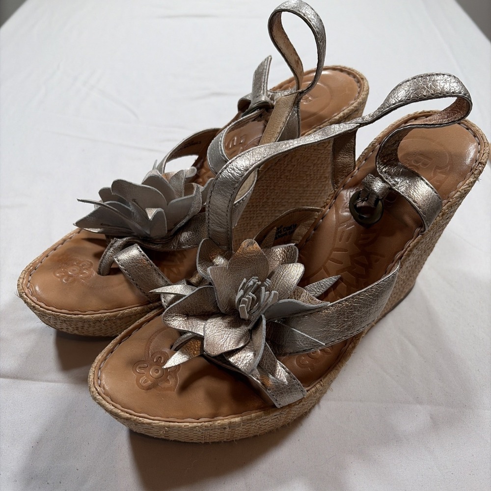 BORN W22200 MISS Metallic Panna Cotta shoe Size 8 39 Wedge Sandal Flower Silver